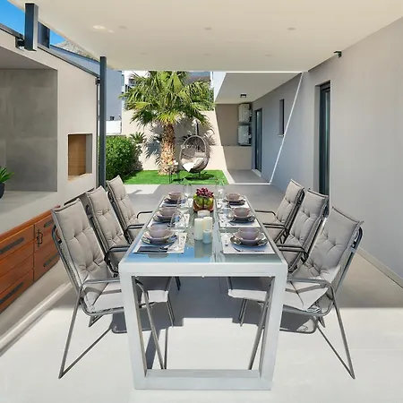 Viginti 18 - Outside Pool And Seaviews Villa Podstrana