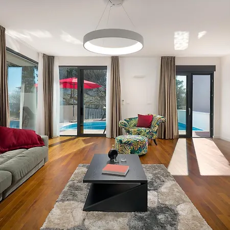 Viginti 18 - Outside Pool And Seaviews