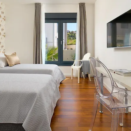 Viginti 18 - Outside Pool And Seaviews
